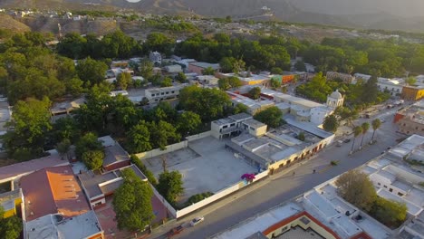 Espectacular-Vista-Aerea-Con-Drone-Del-Pueblo-Magico-De-Parras-De-La-Fuente,-Coahuila