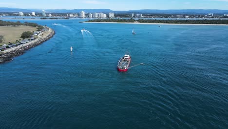 Industrielles-Sandbaggerschiff,-Das-In-Einer-Hochsensiblen-Meeresumwelt-In-Der-Nähe-Eines-Beliebten-Ferienortes-An-Der-Küste-Aushubarbeiten-Durchführt