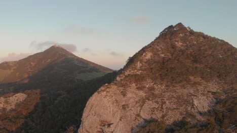 Luftaufnahme-Rückwärts-über-Bergen-Mit-Pico-Do-Facho-Im-Hintergrund,-Portugal