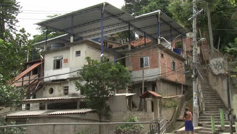 Casa-Multifamiliar-Construida-Ilegalmente-En-La-Ladera-De-Una-De-Las-Favelas-De-Río-De-Janeiro