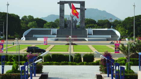 April-Parkdenkmal-Und-Vietnamesische-Flagge-An-Einem-Sonnigen-Tag