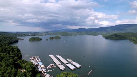 Aerial-Marina-Am-South-Holston-Lake-In-Ost-Tennessee-In-Der-Nähe-Von-Bristol,-Tennessee