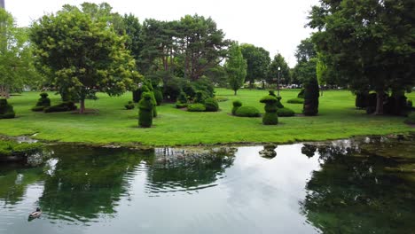Topiary-Park-in-Columbus,-Ohio's,-officially-the-Topiary-Garden-at-Old-Deaf-School-Park,-depicts-figures-from-Georges-Seurat's-1884-painting,-A-Sunday-Afternoon-on-the-Island-of-La-Grande-Jatte
