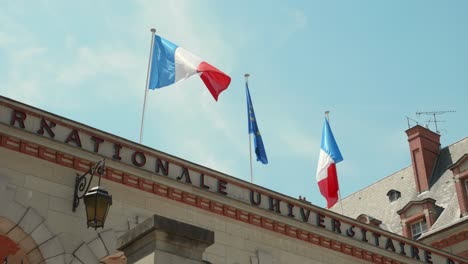 Französische-Flaggen-Wehen-über-Dem-Eingang-Der-Cite-Internationale-Universitaire-De-Paris-In-Paris,-Frankreich
