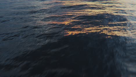 Ein-Drohnenflug-über-Dem-Meer-In-Richtung-Sonnenuntergang