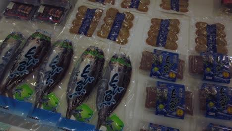 Productos-De-Pescado-Volador-Congelados-En-La-Tienda-En-Yakushima,-Comida-Local-Especial,-Japón