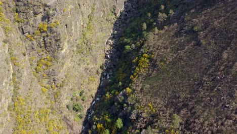 Panorama-Luftaufnahme-Entlang-Der-Flussbetten-Von-Cascata-De-Fisgas-Do-Ermelo-–-Wunderschöne-Wasserfälle-Im-Parque-Natural-Do-Alvao-–-Portugal