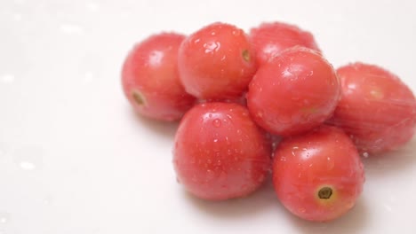Partículas-De-Agua-En-Una-Pequeña-Cantidad-De-Tomates-Cherry