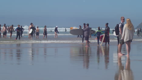 Tourists-And-Surfers-At-The-Crowded-Perranporth-Beach-On-A-Sunny-Day-In-Cornwall,-England