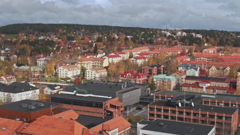 Nahe-Vorbeifliegender-Kirchturm-Der-Stadt-Östersund-In-Schweden-Am-Herbsttag