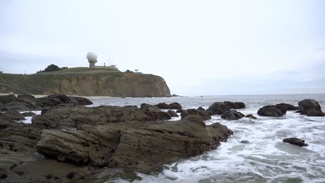 Wellen,-Die-Auf-Felsen-Krachen,-Und-Blick-Auf-Den-Pillar-Point-In-Der-Half-Moon-Bay,-Kalifornien
