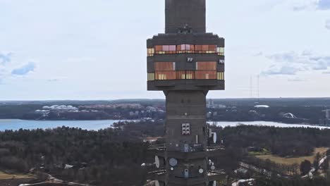Torre-De-Televisión-Kaknas-En-Estocolmo-Con-Majestuoso-Horizonte-En-Vista-De-órbita-Aérea