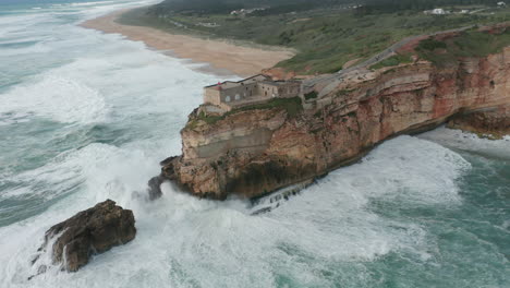 Wunderschöne-Luftaufnahmen-Der-Festung-São-Miguel-Arcanjo,-Umgeben-Von-Einem-Wilden-Meer-Und-Hohen-Wellen
