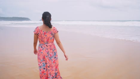 Mujer-Asiática-Caminando-En-Una-Playa-Desierta-A-última-Hora-De-La-Tarde