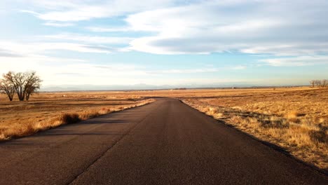 Conduciendo-En-El-Campo-De-Colorado-Durante-Un-Soleado-Día-De-Invierno