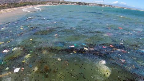 Nahaufnahme-Von-Plastiktüten,-Die-Auf-Der-Meeresoberfläche-Schwimmen-Und-Die-Küste-Vietnams-Verschmutzen