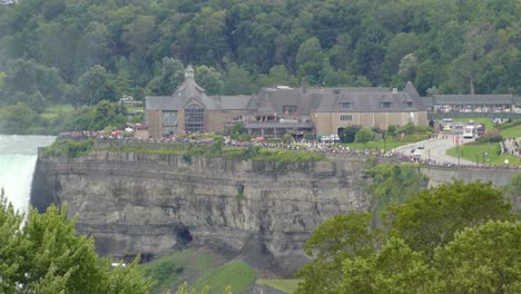 Touristen-An-Den-Niagarafällen-Beobachten-Den-Wasserfall-Von-Der-Plattform-Aus,-Eine-Beliebte-Touristenattraktion