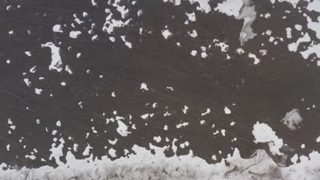 Luftaufnahmen-über-Dem-Angenehmen-Fluss-Bei-Winterlichem-Schneefall