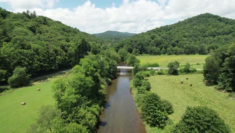 The-New-River-in-Watauga-County-NC,-North-Carolina-near-Boone-and-Blowing-Rock-NC,-North-Carolina