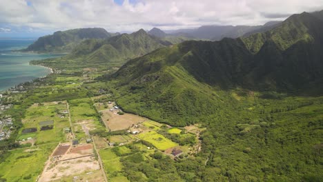 Luftaufnahme,-Schwenk-Nach-Rechts-Mit-Blick-Auf-Die-Bergketten-In-Hawaii