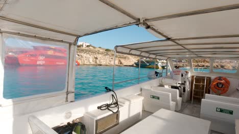 Kapitän-Eines-Fast-Leeren-Wassertaxis,-Das-Das-Boot-Im-Covid-19-Sommer-2020-Nach-Comino-Malta-Fährt