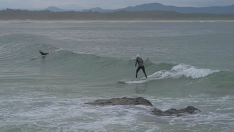 Surfistas-Montando-Olas-Del-Océano-En-Un-Clima-Sombrío-En-Scotts-Head,-Nsw,-Australia
