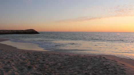 Entspannende,-Wunderschöne-Strandszene-Bei-Sonnenuntergang,-Wellen,-Die-Auf-Den-Sand-Plätschern