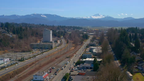 Hermosa-Vista-De-Drones-De-South-Fraser-Way-En-Abbotsford,-Columbia-Británica,-Mientras-El-Tráfico-Se-Mueve-En-La-Carretera-A-Través-De-Esta-Creciente-Ciudad-De-Montaña