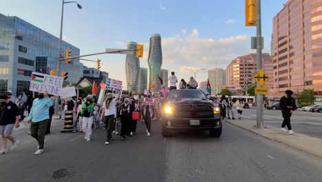 Palestinian-people-block-street-and-strike-in-Mississauga,-Canada