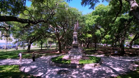 Aerail-Zoom-into-Statue-in-Battery-Park,-Charleston-SC,-Charleston-South-Carolina