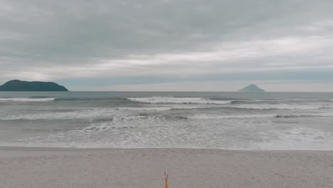 Front-footage-of-the-sea,-cloudy-day,-waves,-landscape-of-Juquehy-beach,-Ubatuba,-northern-coast-of-São-Paulo,-Brazil