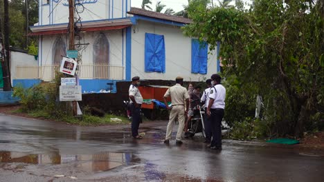 Varios-Policías-Indios-Detienen-La-Motocicleta-En-Una-Parada-De-Tráfico-En-Un-Día-Lluvioso