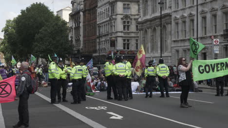 Los-Oficiales-De-Policía-Están-Al-Lado-De-Los-Manifestantes-En-Whitehall-En-Londres,-Bloqueados