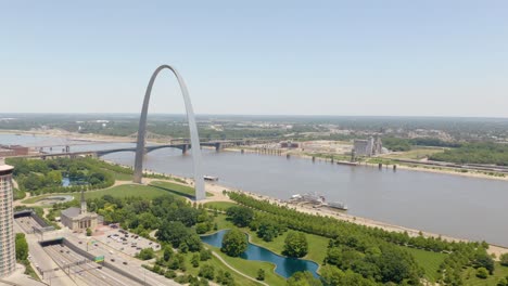 Drone-Flies-Away-from-Man-Made-Arch-in-Saint-Louis,-Missouri