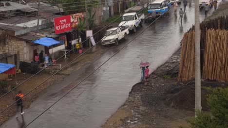 Calle-Concurrida-En-Zona-Rural-En-Addis-Abeba,-Llena-De-Personas-Y-Vehículos