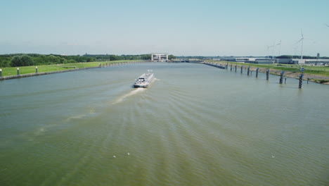 Inland-vessel-heading-for-Prinses-Beatrixsluizen-on-Dutch-river-de-Lek