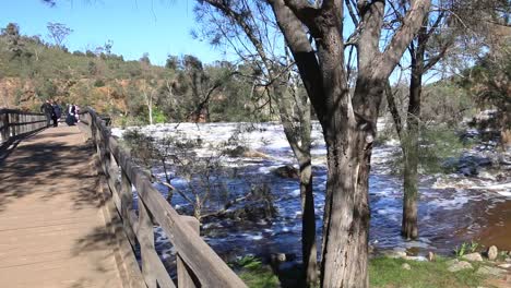 Überfluteter-Swan-River-Perth-Im-Bells-Rapids-Park,-Schwenk-Von-Der-Brücke