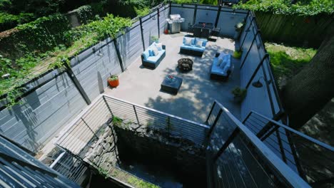 Balkonblick-Auf-Den-Luxuriösen,-Modernen-Hinterhof-Mit-Gartenmöbeln-An-Sonnigen-Tagen