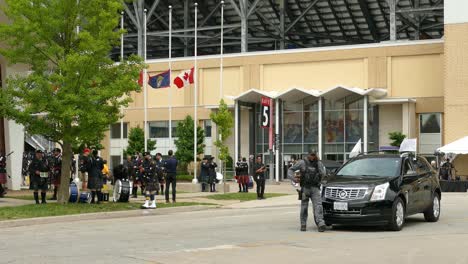 Mitglieder-Einer-Militärkapelle-Am-Tor-5-Des-BMO-Stadions-Während-Der-Beerdigung-Eines-Polizisten-In-Toronto,-Kanada