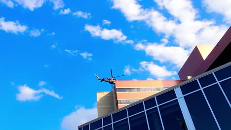 Würmerperspektive-Von-Hinten-Vogelperspektive-Eines-Hubschraubers-Der-Royal-Canadian-Air-Force,-Der-Im-Sommer-Mehrmals-Täglich-Auf-Dem-Hubschrauberlandeplatz-Des-University-Of-Alberta-Hospital-Mit-Menschen-Landet-HLX2-2