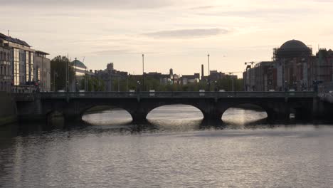 Grattan-Brücke-über-Den-Fluss-Liffey-Am-Späten-Abend-In-Der-Nähe-Des-Stadtzentrums-Von-Dublin-In-Irland