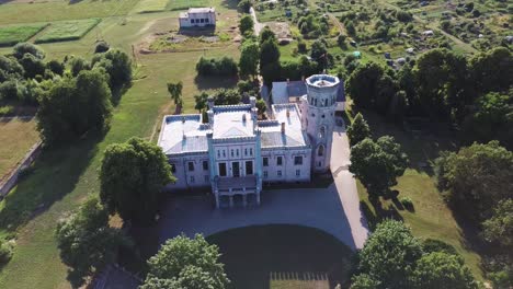 Vecauce-Manor-En-Letonia-Vista-Aérea-Del-Castillo-Rosa-A-Través-Del-Parque