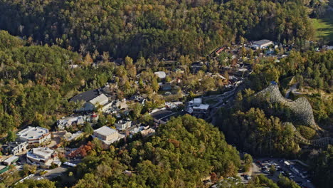 Pigeon-Forge-Tennessee-Aerial-V15-Drohne-Schwebt-über-Der-Berühmten-Dollywood-Touristenattraktion-Im-Knoxville-Smoky-Mountains-Metroplex-–-Aufgenommen-Mit-Der-Kamera-Inspire-2,-X7-–-November-2020