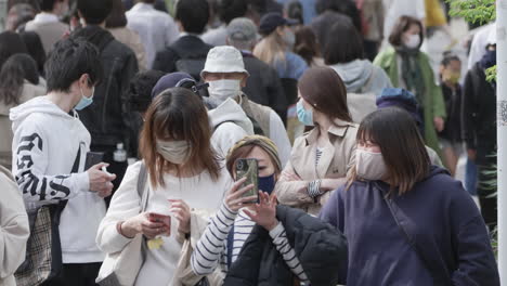 Alte-Japanische-Tradition-Mit-Szene-Von-Menschen,-Die-Während-Der-Covid19-Pandemie-In-Tokio,-Japan,-Das-Sakura-Fest-Besuchen