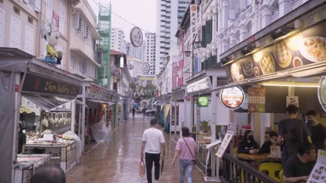 Pareja-Camina-Por-La-Calle-De-Chinatown-En-Singapur