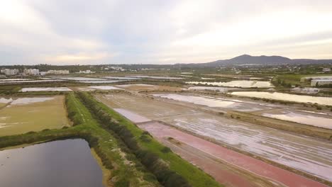 4K-Luftaufnahmen-Mit-Dolly-Aufnahme-Mit-Weitem-Blick-Auf-Die-Landschaft-über-Fuseta-Im-Süden-Portugals-Mit-Mit-Wasser-Gefülltem-Watt