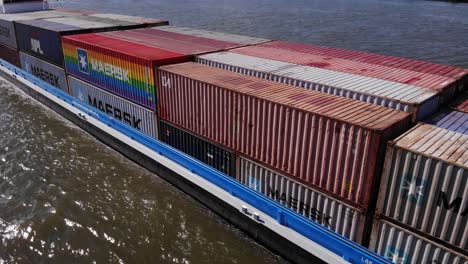 Große-Container-Aufgereiht-Im-Frachtschiff-Von-Mercur,-Das-Im-Fluss-Kinderdijk-In-Den-Niederlanden-Segelt