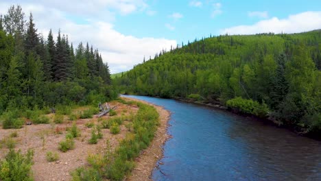 4K-Drohnenvideo-Vom-Felsenstrand-Des-Chena-River-Am-Angel-Rocks-Trailhead-In-Der-Nähe-Des-Chena-Hot-Springs-Resort-In-Fairbanks,-Alaska