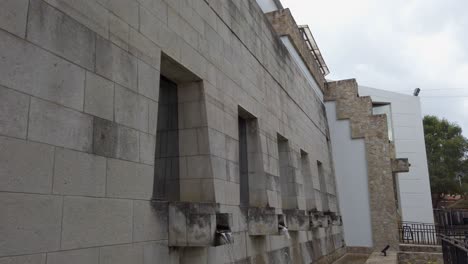 Seitenfassade-Des-Bezirksgemeindegebäudes-In-Baños-Del-Inca,-Peru