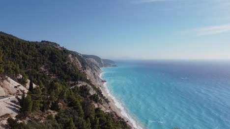 Impresionante-Costa-De-La-Isla-De-Lefkada,-Con-Aguas-Turquesas-De-La-Playa-Egremni,-Grecia